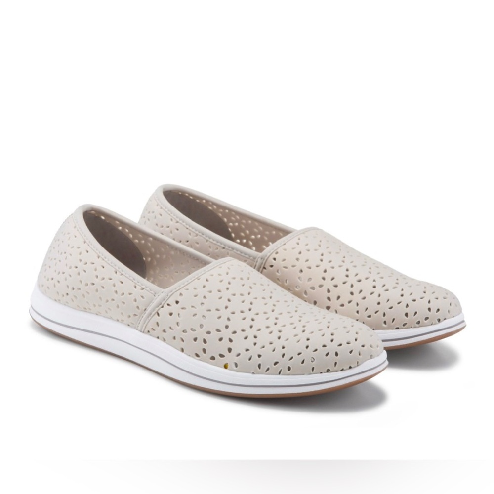 Clark’s Emily breeze slip ons Taupe faux lazer cut leather foam insert s…